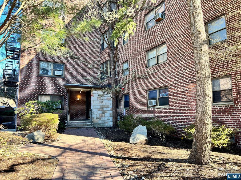 Property Photo:  411 Park Place 2E  NJ 07024 