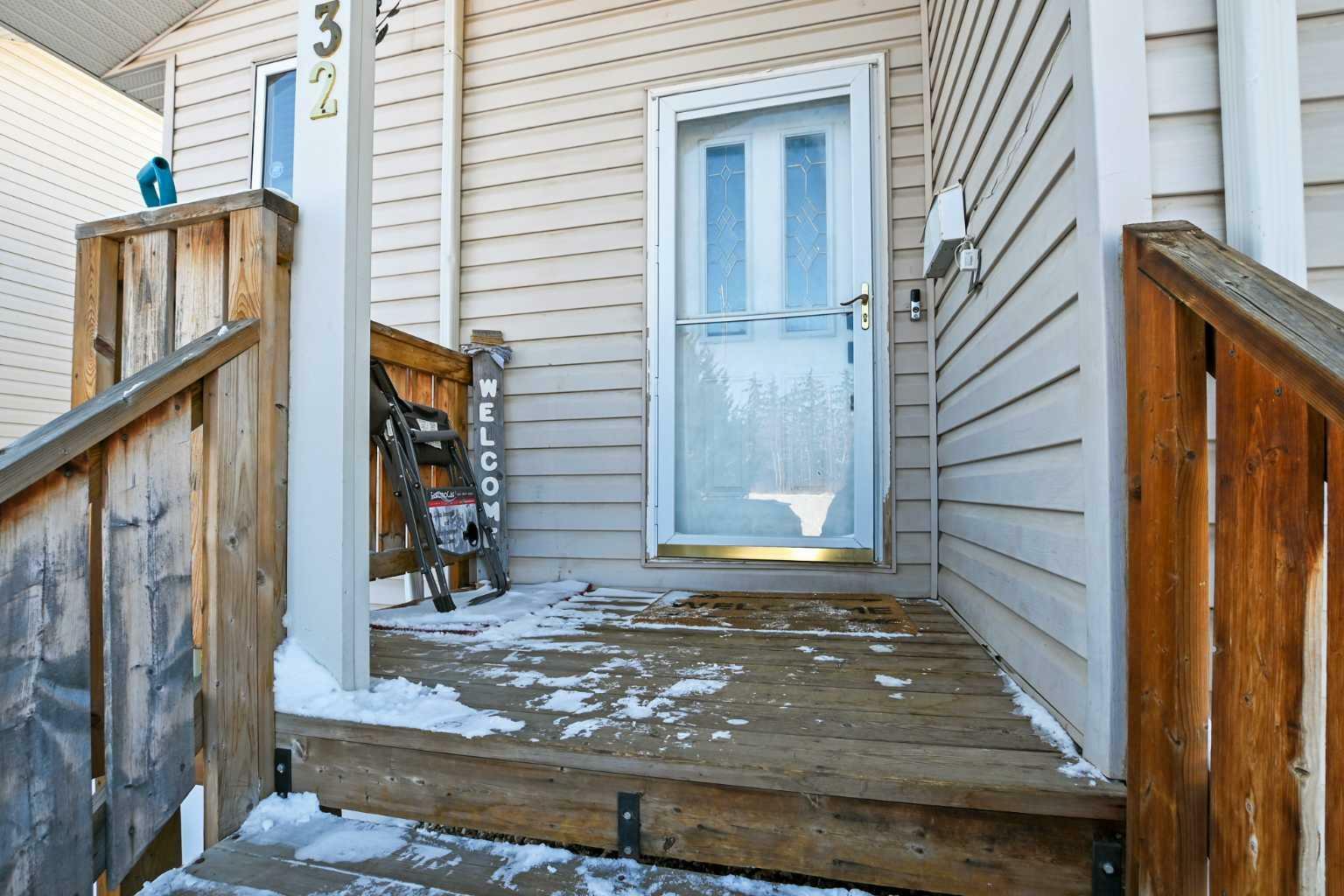 Property Photo:  5232 Landsdowne Avenue  AB T0M 0J0 