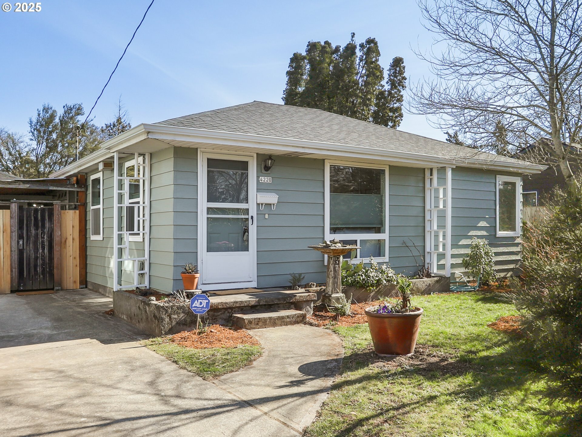 Property Photo:  4220 SE 72nd Ave  OR 97206 