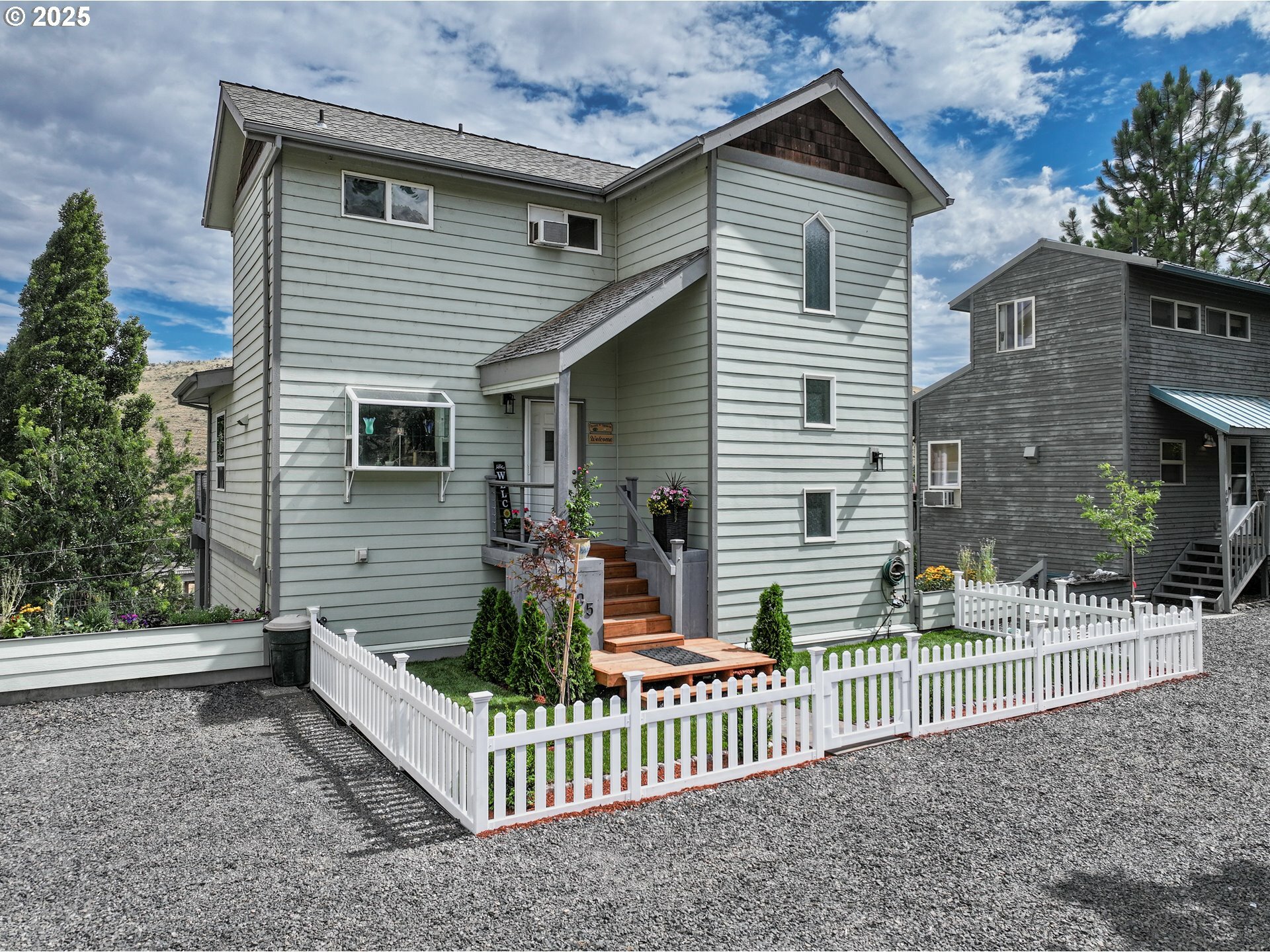Property Photo: 405 Elrod Ave OR 97037