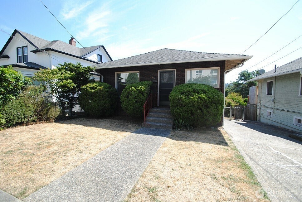 Property Photo:  1726  Dexter Avenue N  WA 98109 