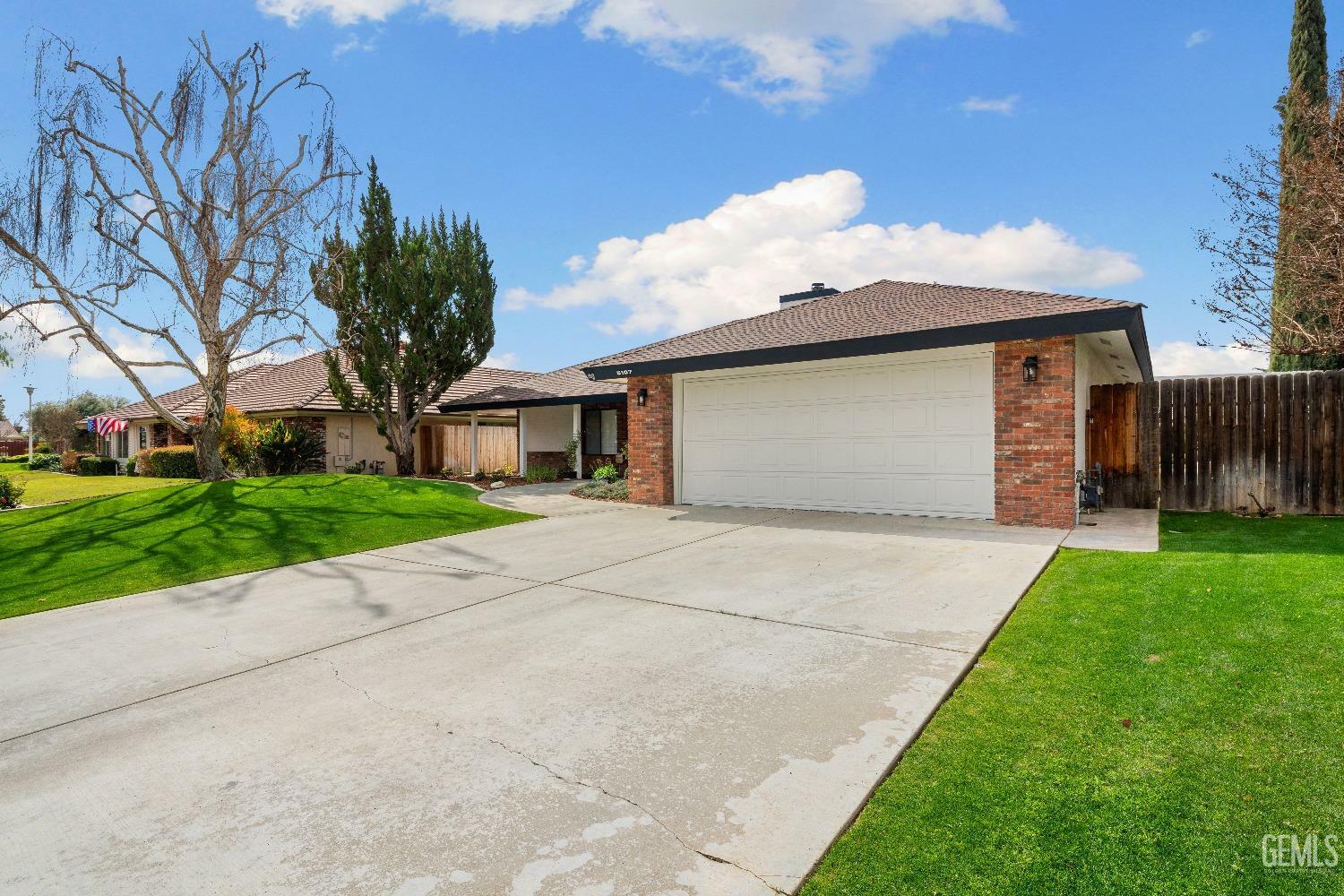 Property Photo:  5107 Cimarron Street  CA 93308 