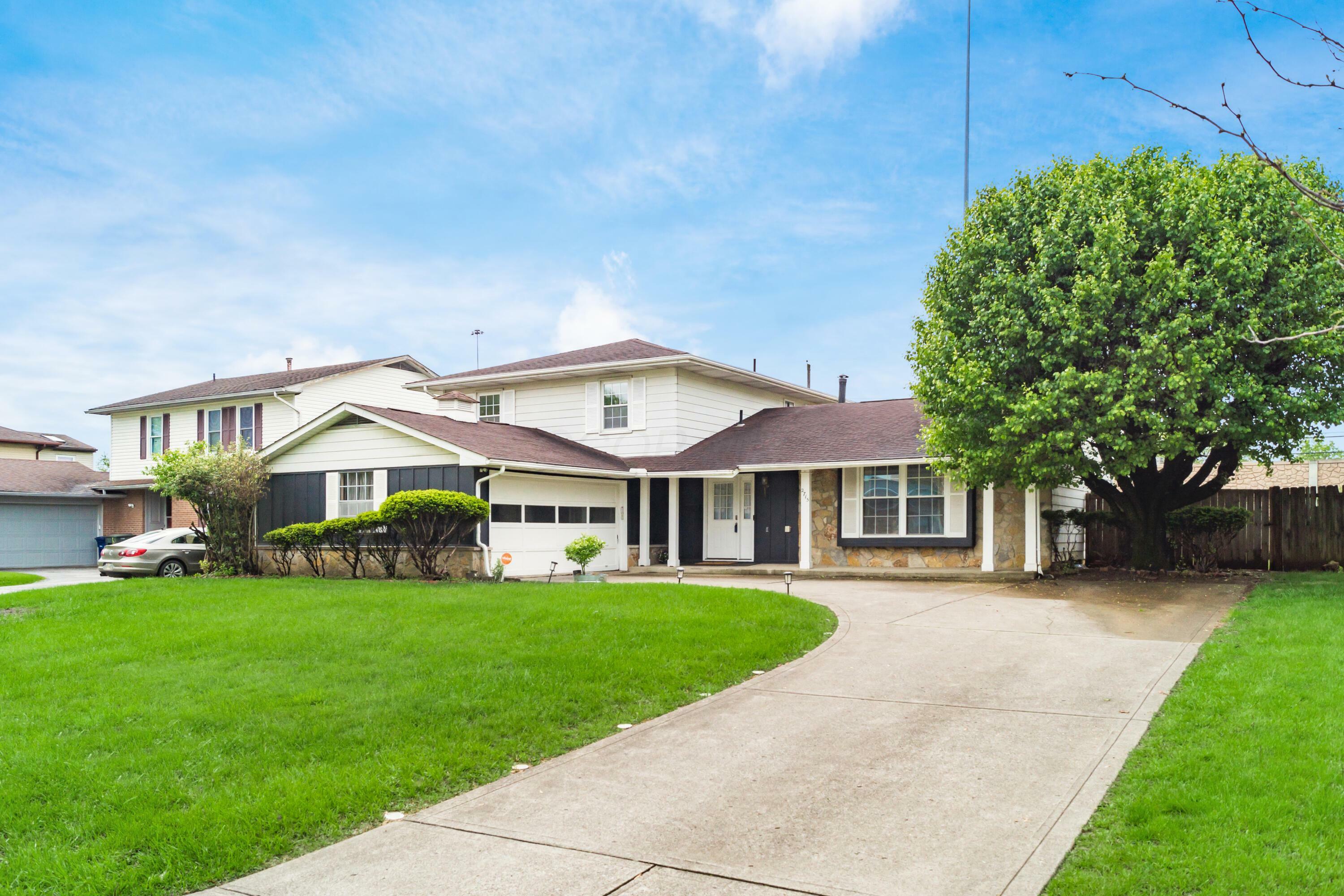 Property Photo: 2715 Kenview S Road OH 43209