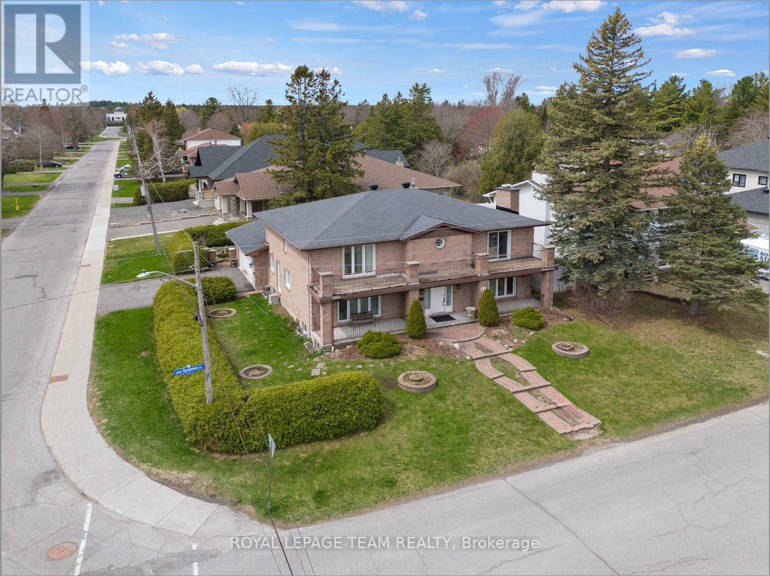 Property Photo: 44 Sycamore Drive ON K2H 8K3