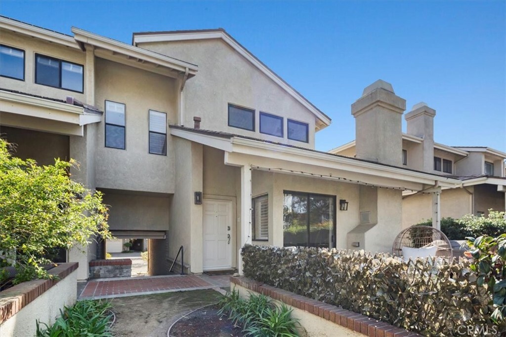 Property Photo: 29 Laguna Court CA 90266