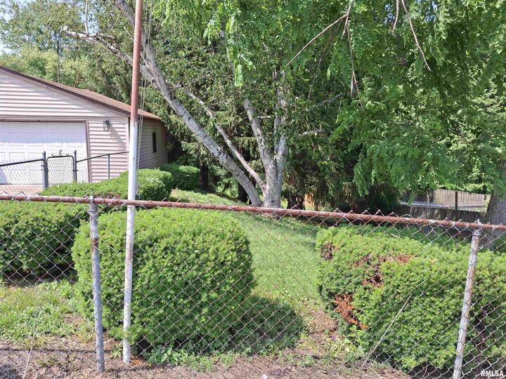 Property Photo: 300 E 4th Street IL 61563