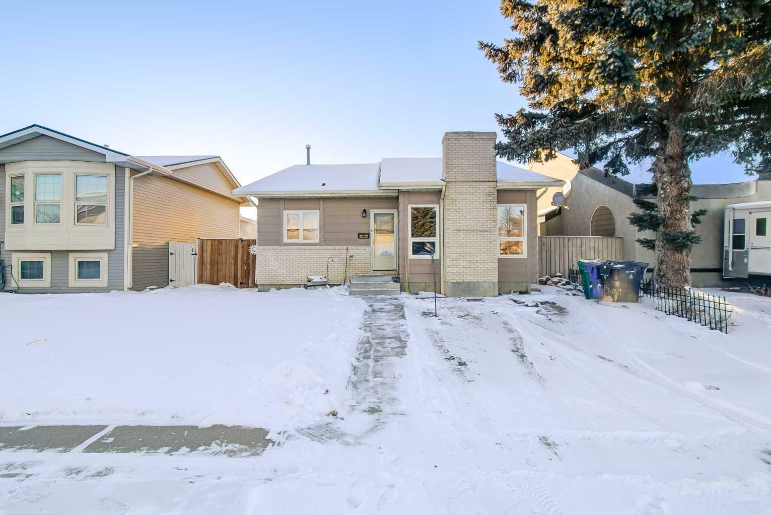 Property Photo:  26 Beaverpond Court N  AB T1H 5Y9 