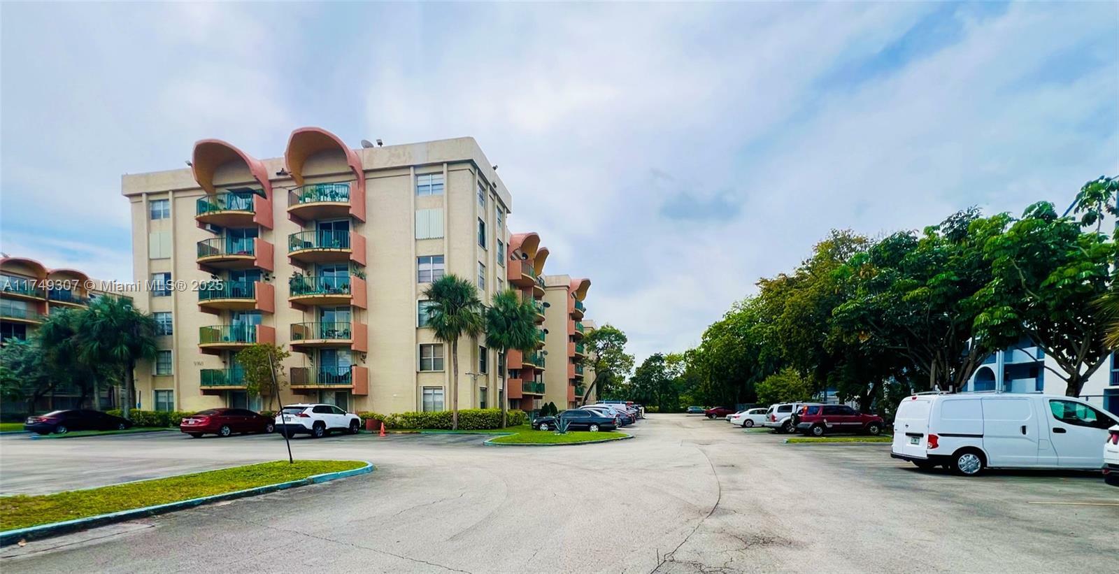 Property Photo:  9360 Fontainebleau Blvd 612  FL 33172 