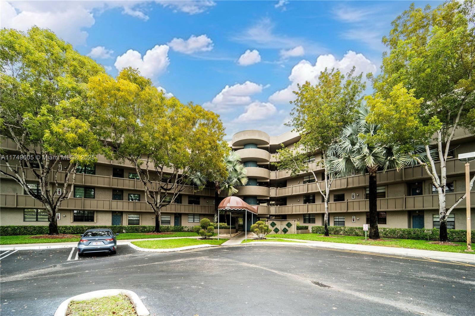 Property Photo:  901 Colony Point Cir 521  FL 33026 