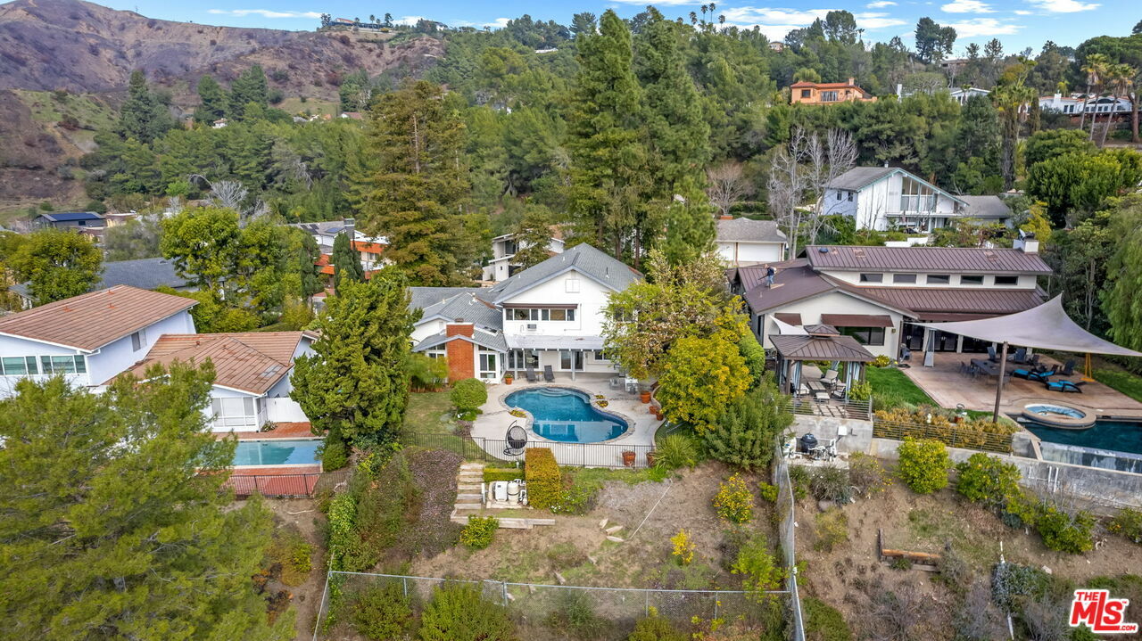 Property Photo:  2501   La Condesa Dr  CA 90049 