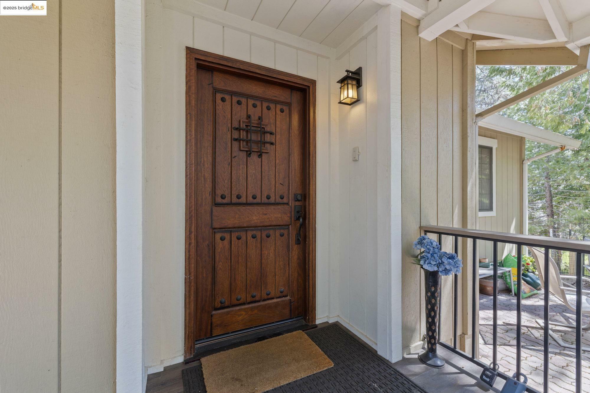 Property Photo: 12098 Hillhurst Cir CA 95321