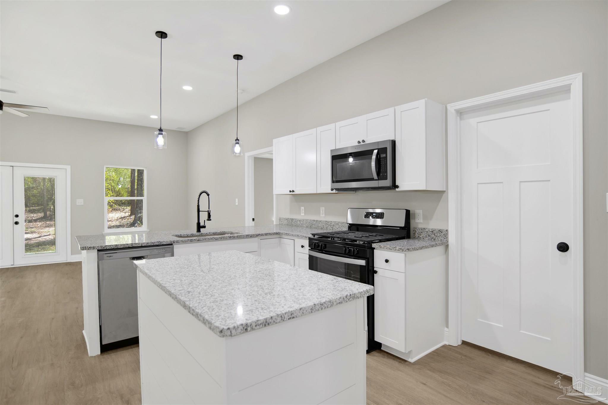 Property Photo: 5799 Blackhorse Cir FL 32526