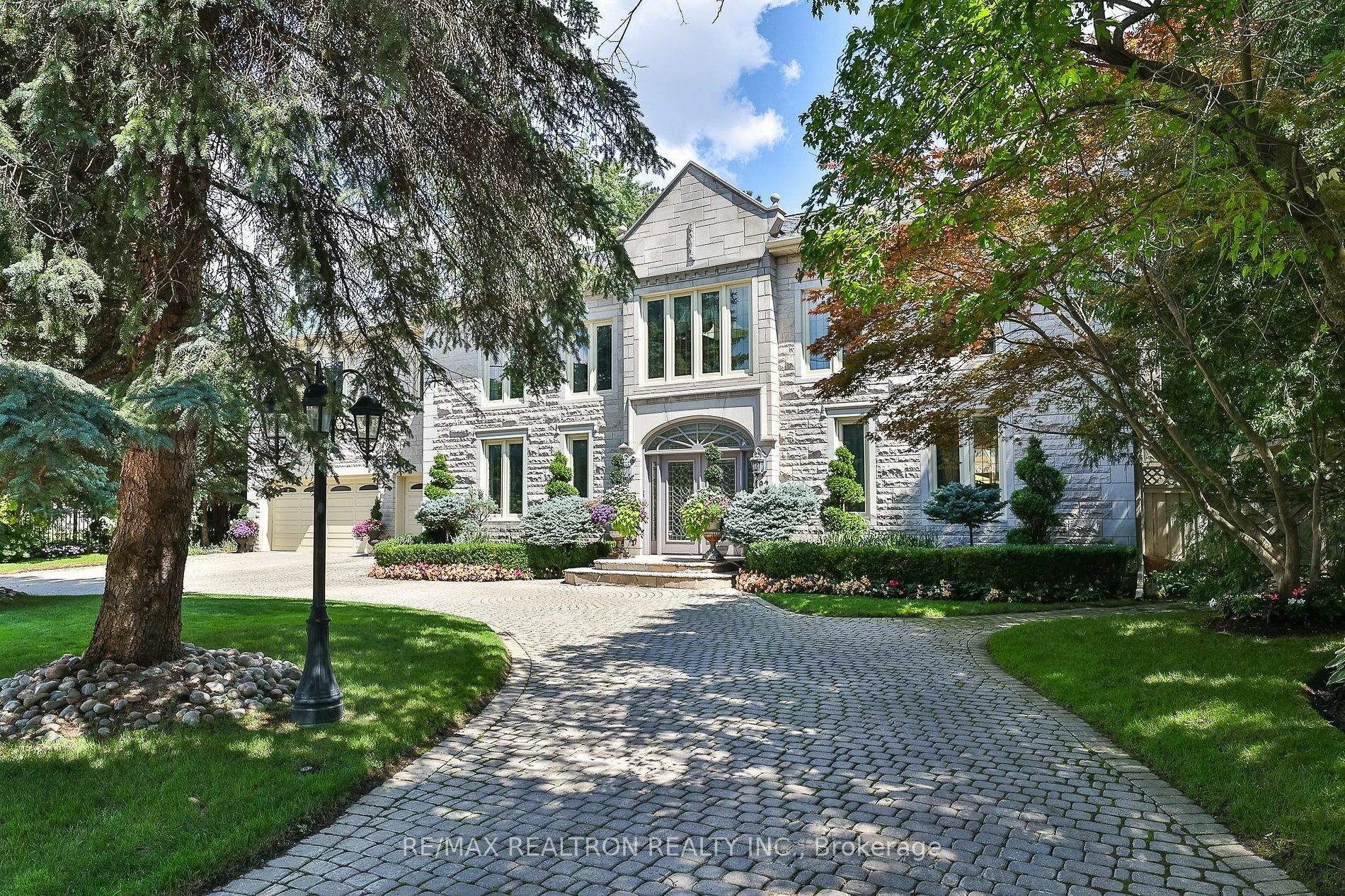 Property Photo:  192 The Bridle Path  ON M3C 2P5 