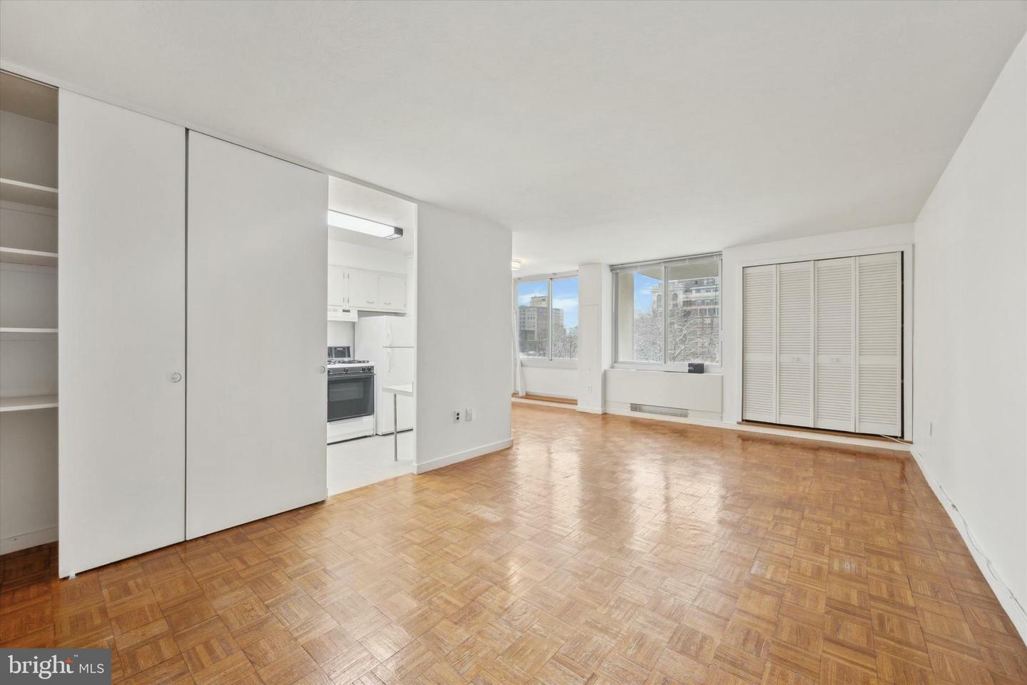 Property Photo: 604 S Washington Square 36 804 PA 19106