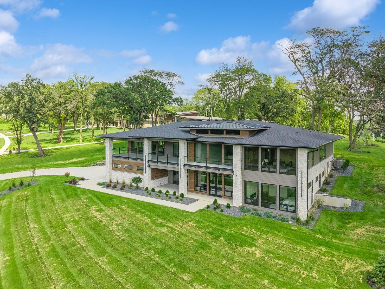 Property Photo:  1576 S Stonewood Drive  IA 50266 
