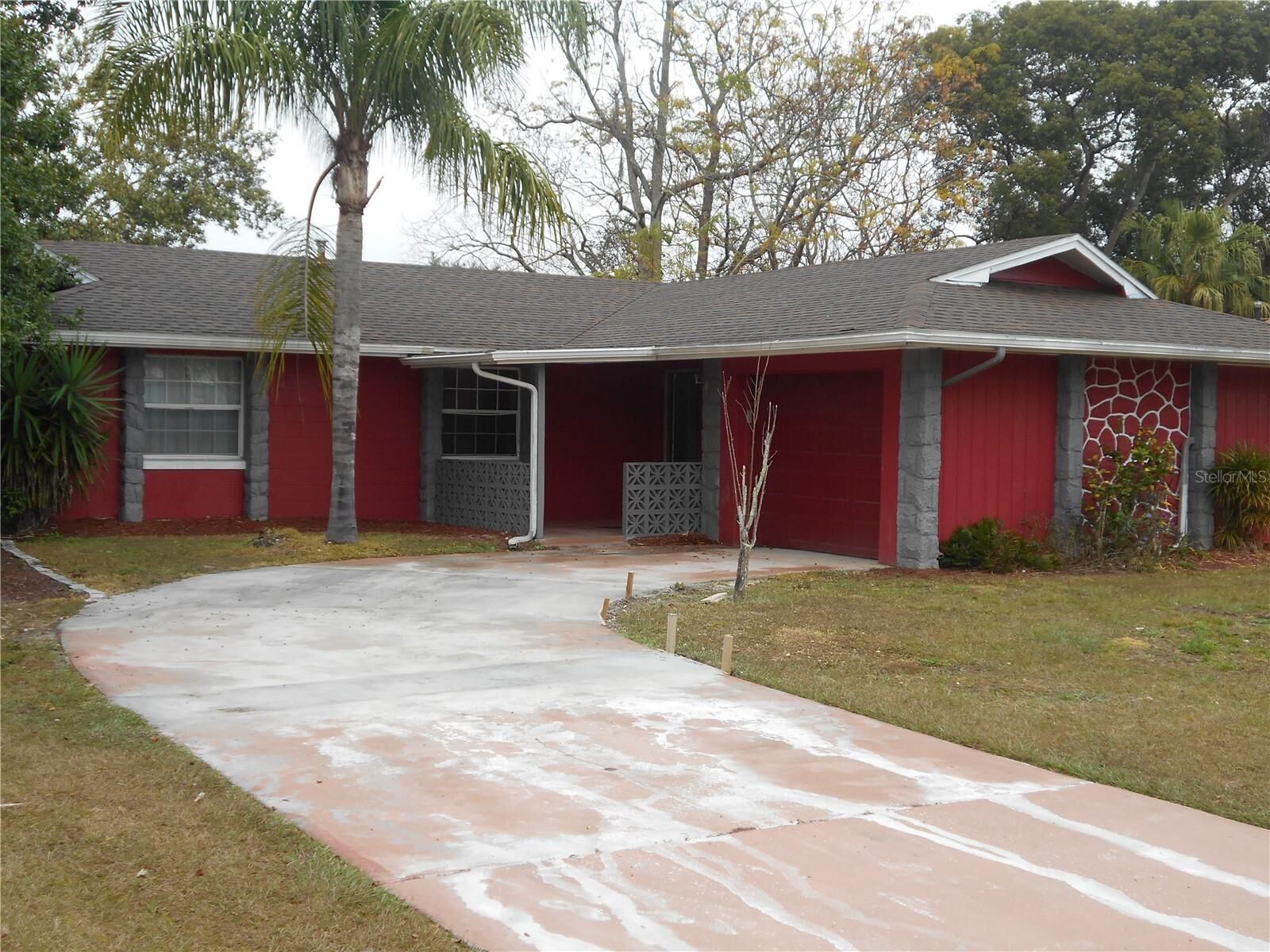 Property Photo: 608 Wilshire Drive FL 32707
