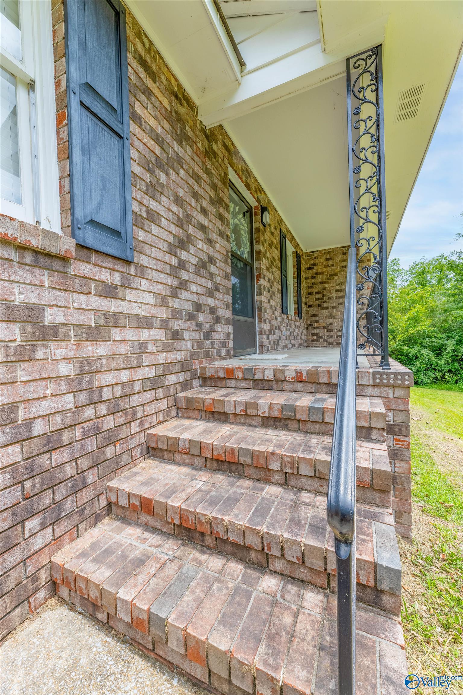 Property Photo: 2500 Montezuma Drive AL 35904