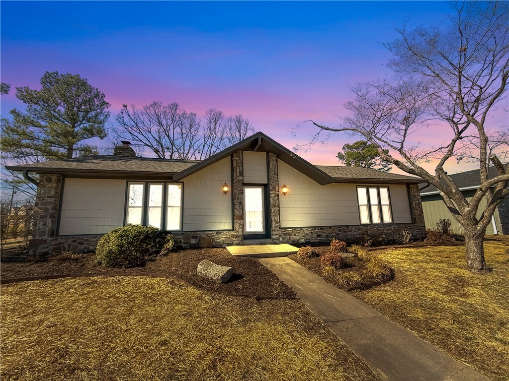 Property Photo:  916 S 25th Place  AR 72758 