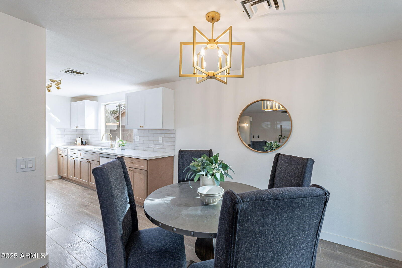 Property Photo: 2016 N Pennington Drive AZ 85224