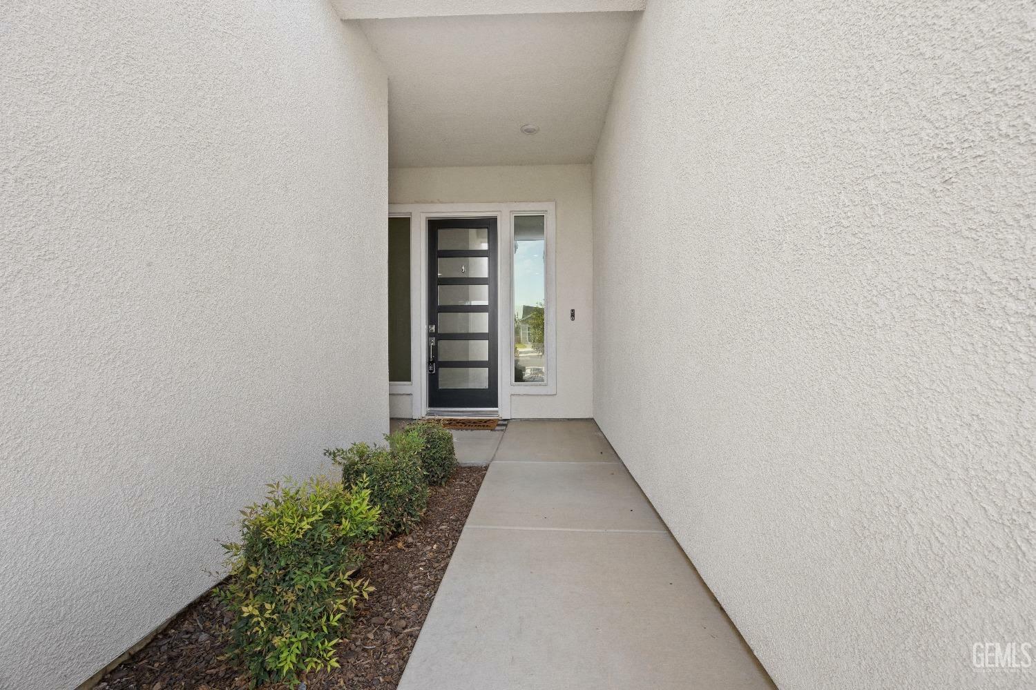 Property Photo: 9406 Parkwood Manor Drive CA 93263