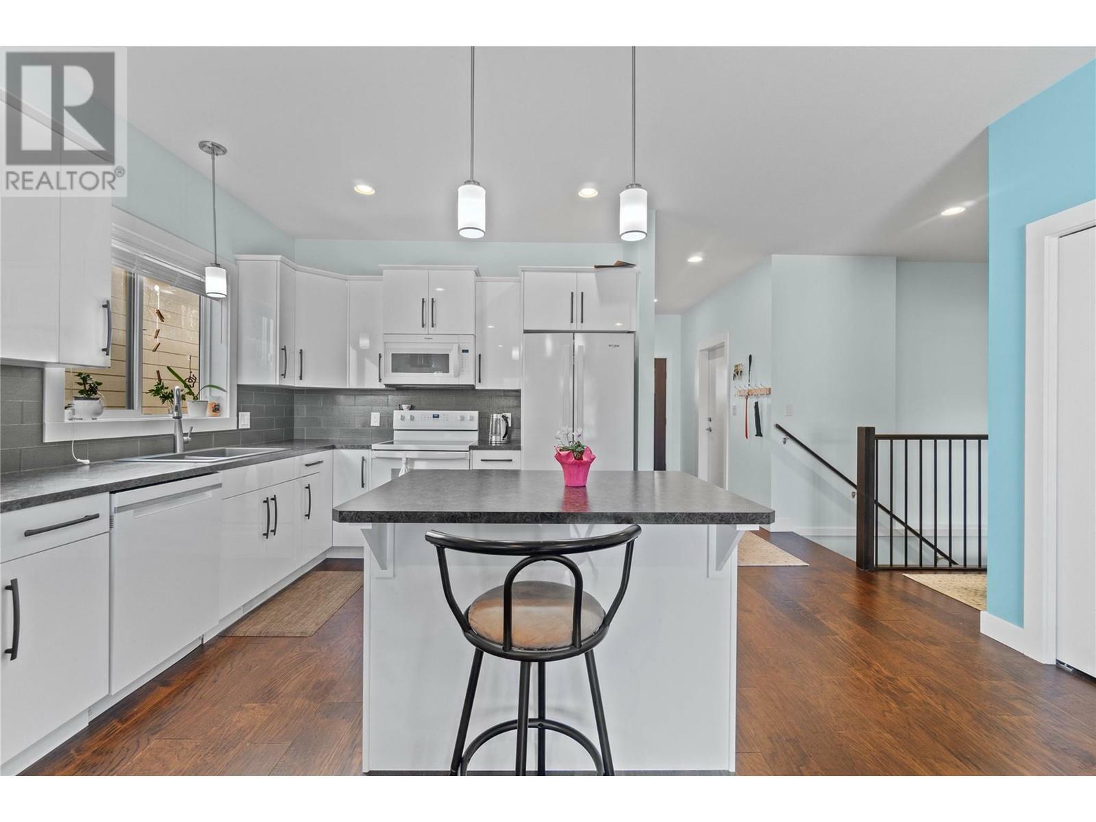 Property Photo: 1341 30 Street Northeast 3 BC V1E 0A7