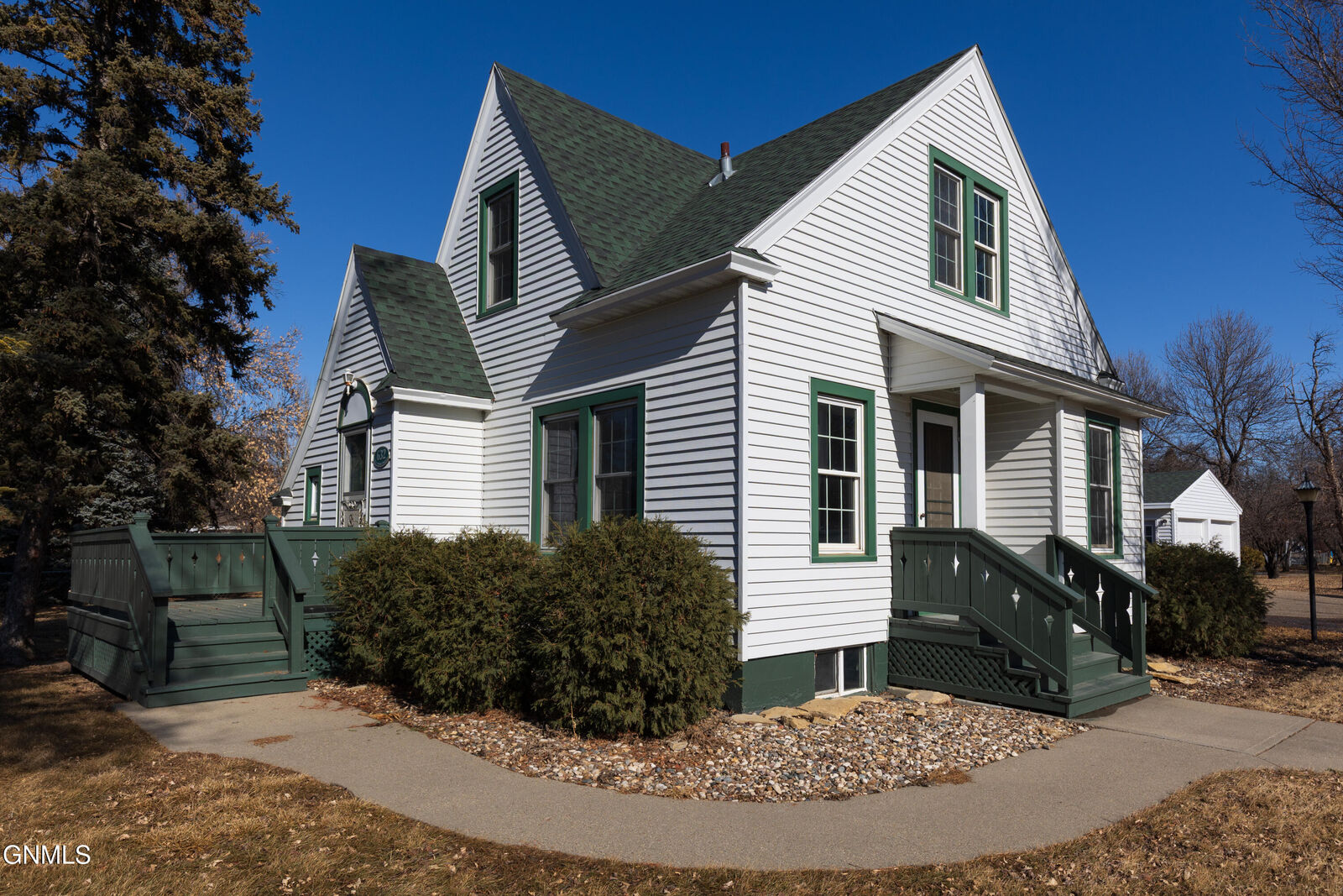 Property Photo:  632 6th Avenue SE  ND 58554