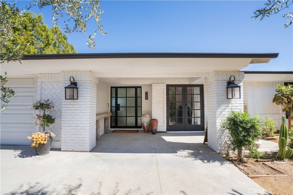 Property Photo: 5910 Pat Avenue CA 91367