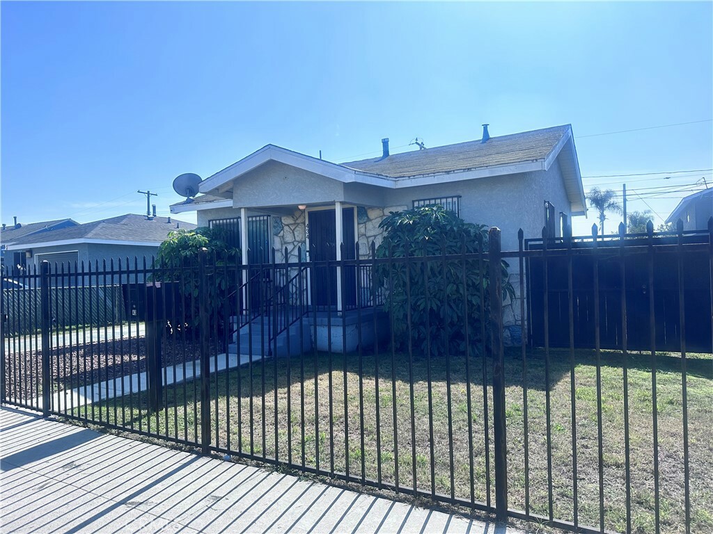 Property Photo:  434 W Cressey Street  CA 90222 