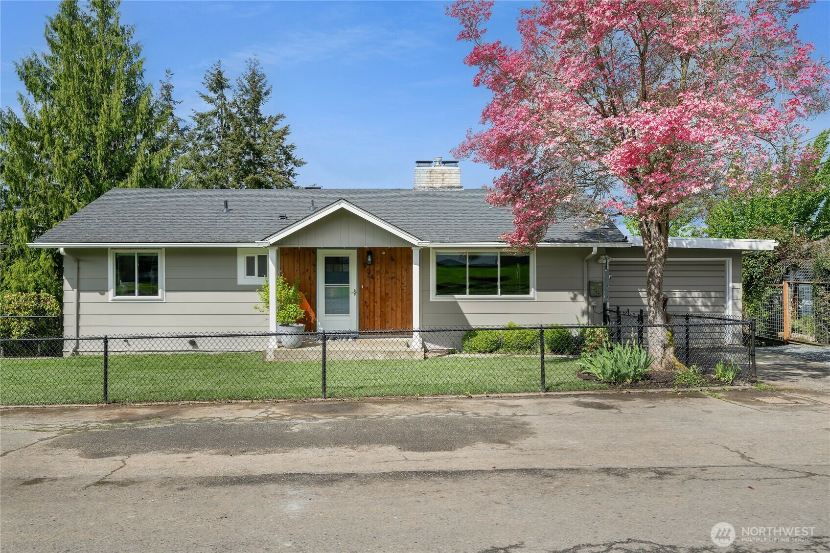 Property Photo:  704  Avenue K  WA 98290 