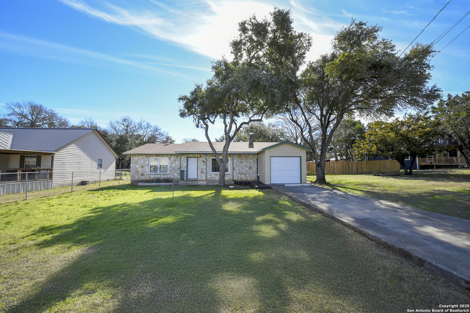 418 Paradise Dr  Canyon Lake TX 78133 photo