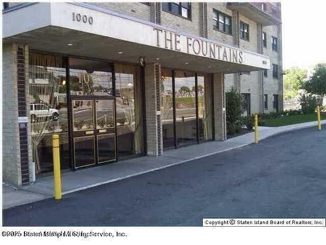 Property Photo:  1000 Clove Road 3G  NY 10301 