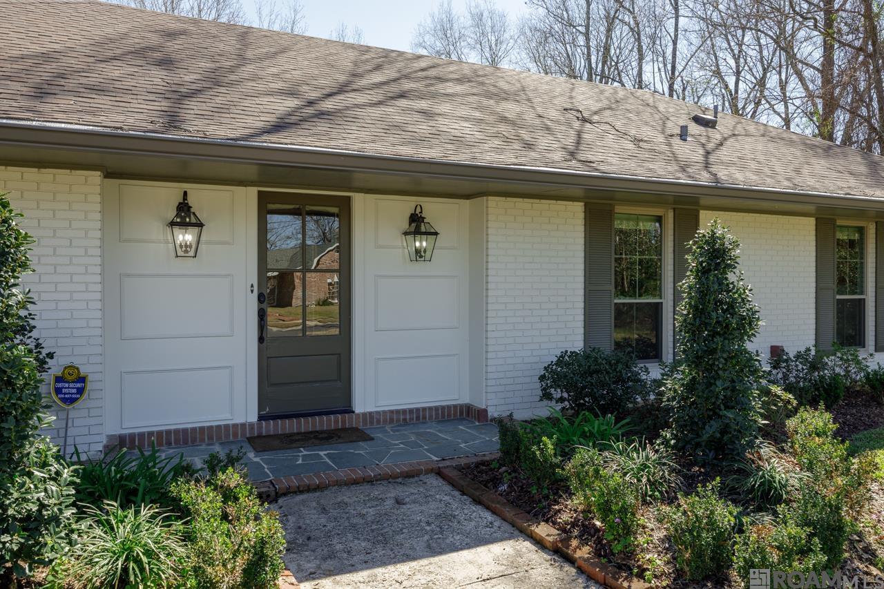 Property Photo: 1076 E Lakeview Dr LA 70810
