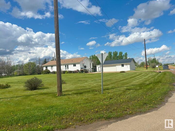 Property Photo: 4704 50 Avenue AB T0B 4A0