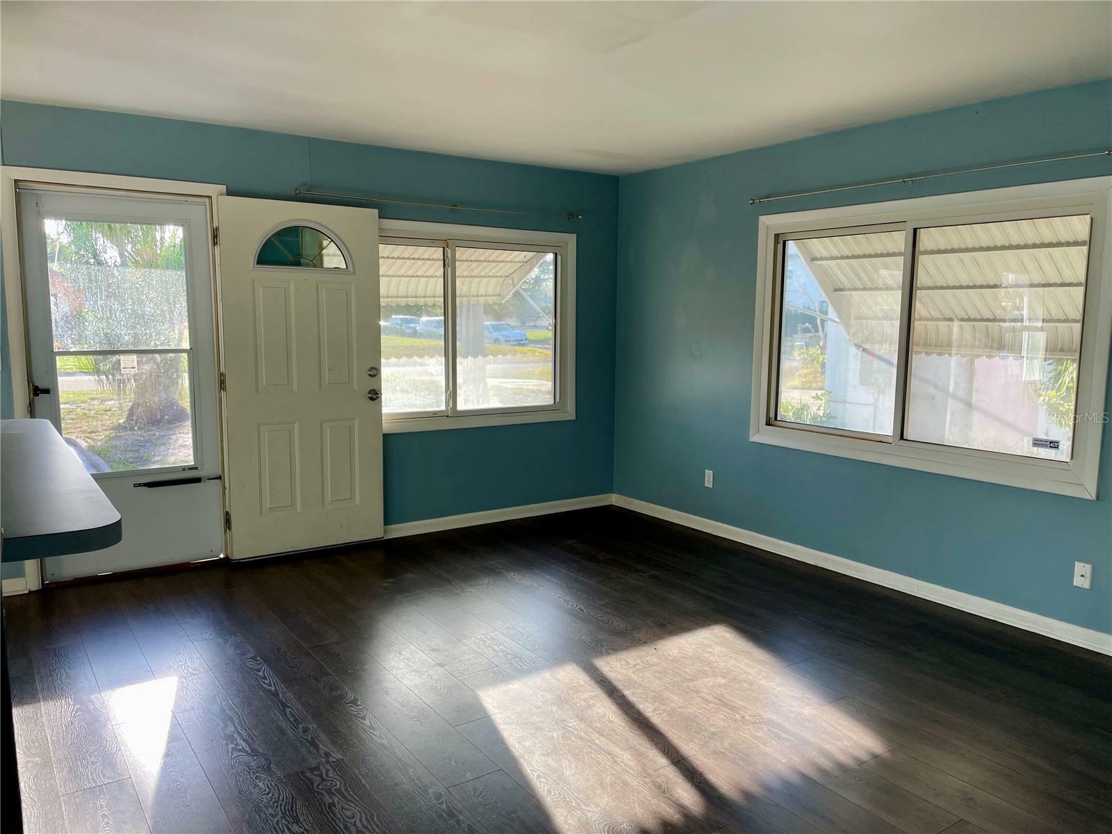 Property Photo: 624 Folsom Street S FL 33707