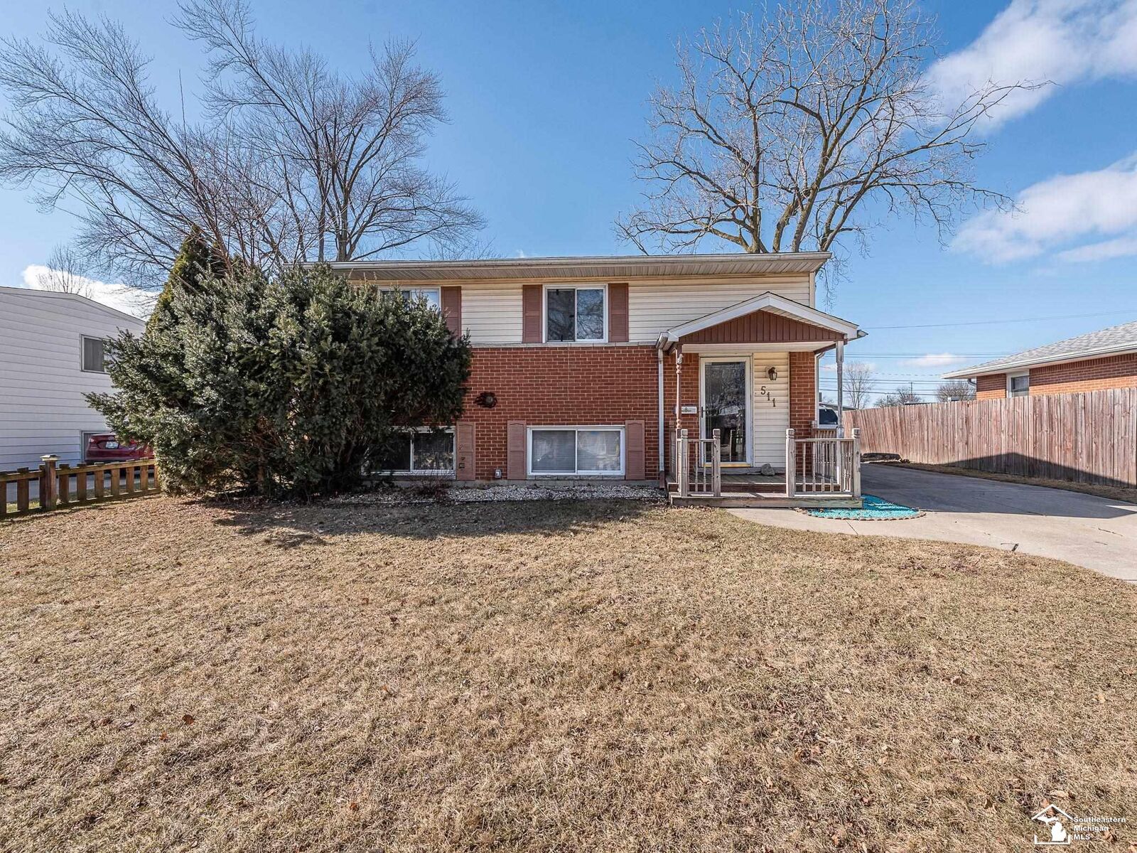 Property Photo:  511 Donnalee Drive  MI 48162 