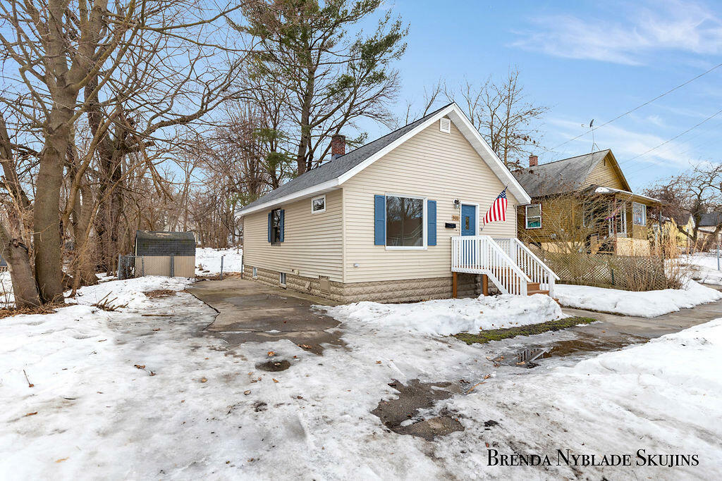 Property Photo:  901 W Grand Avenue  MI 49441 