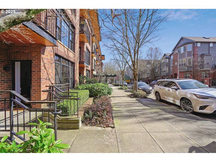 Property Photo: 2335 NW Raleigh St 123 OR 97210