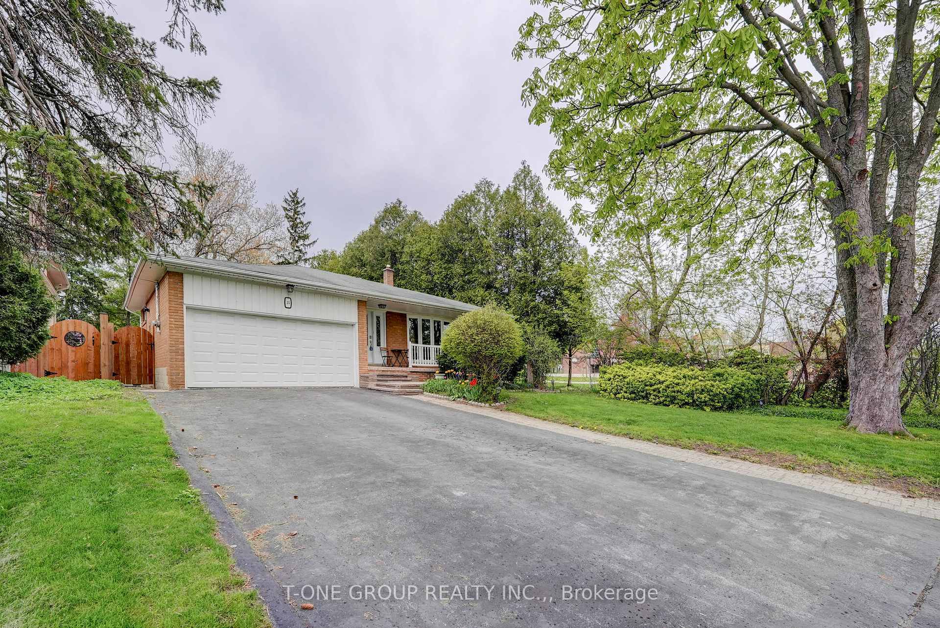Property Photo: 25 Greenyards Dr ON M2M 2R7