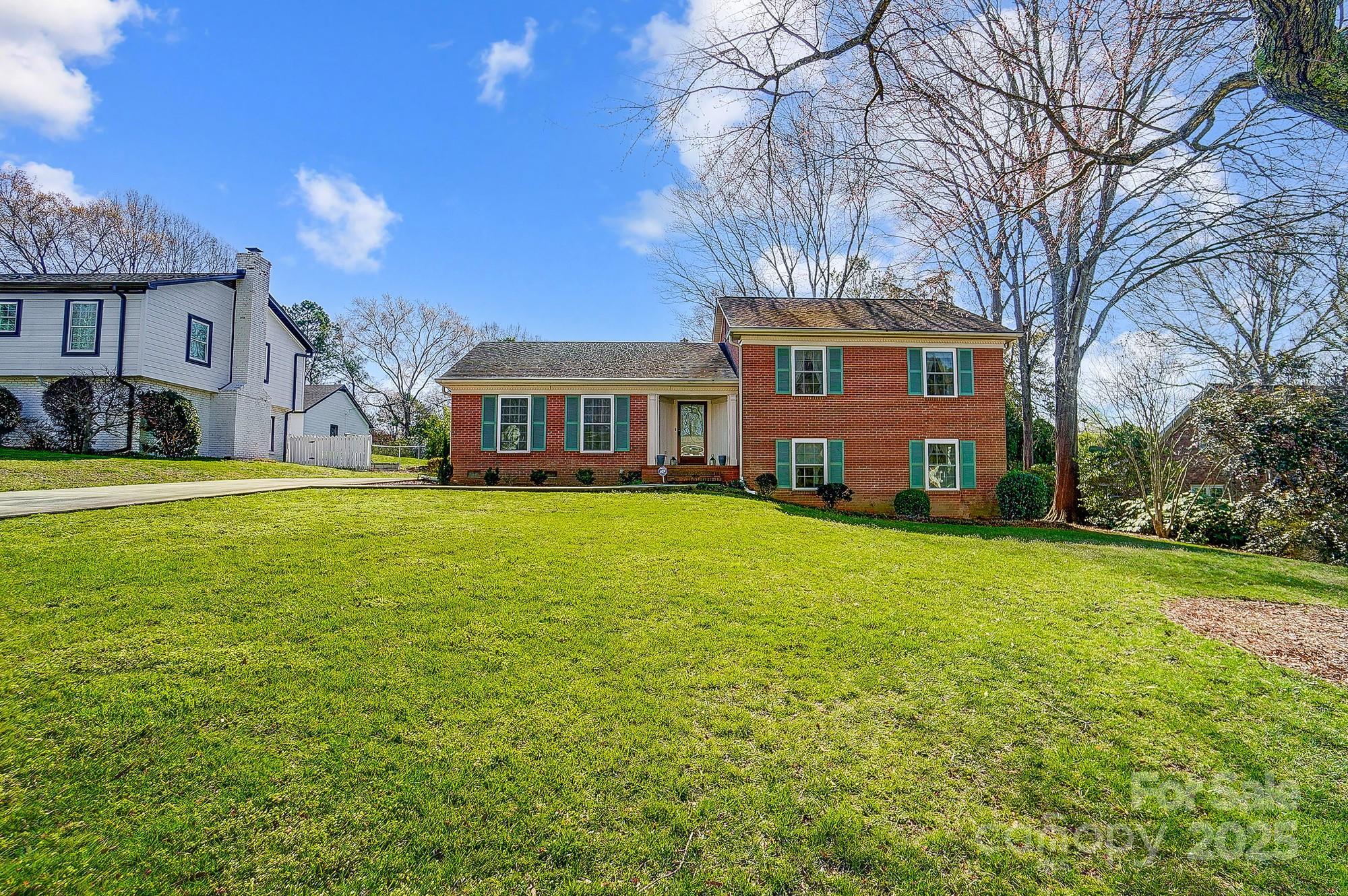 Property Photo: 1301 Old Farm Road NC 28226