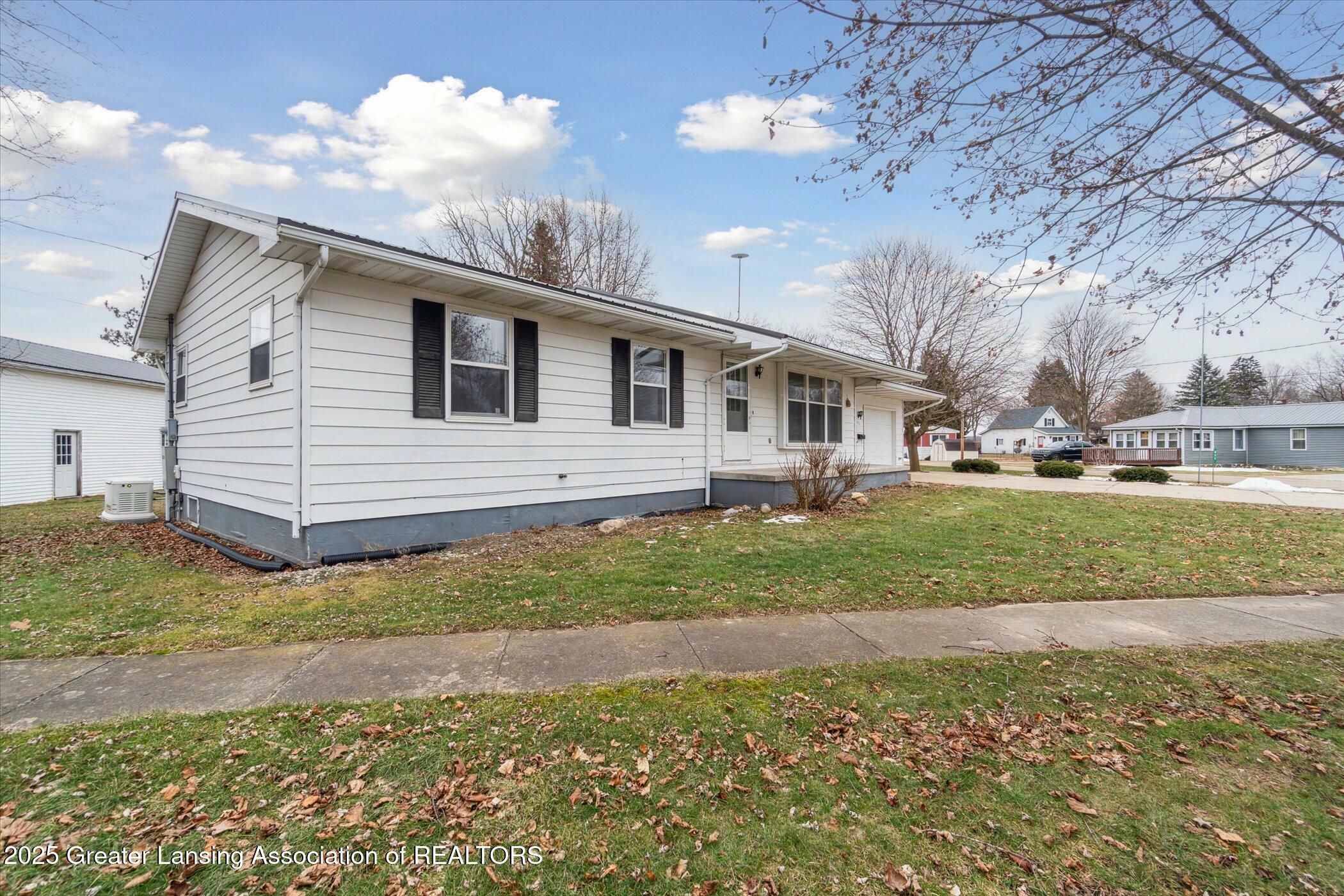 Property Photo:  411 W Elba Street  MI 48871 