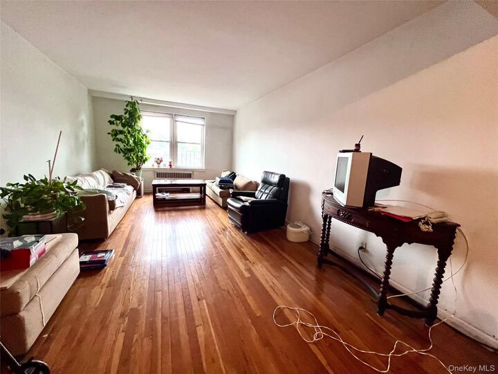 Property Photo:  2090 Barnes Avenue 2H  NY 10462