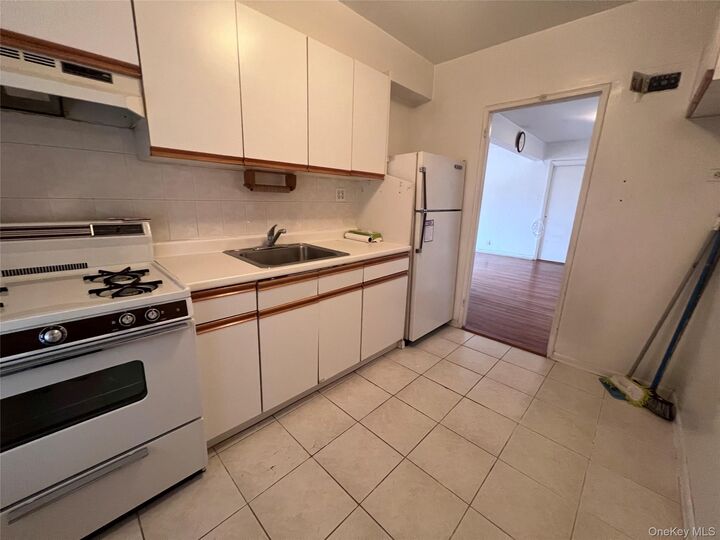 Property Photo: 2090 Barnes Avenue 2H NY 10462