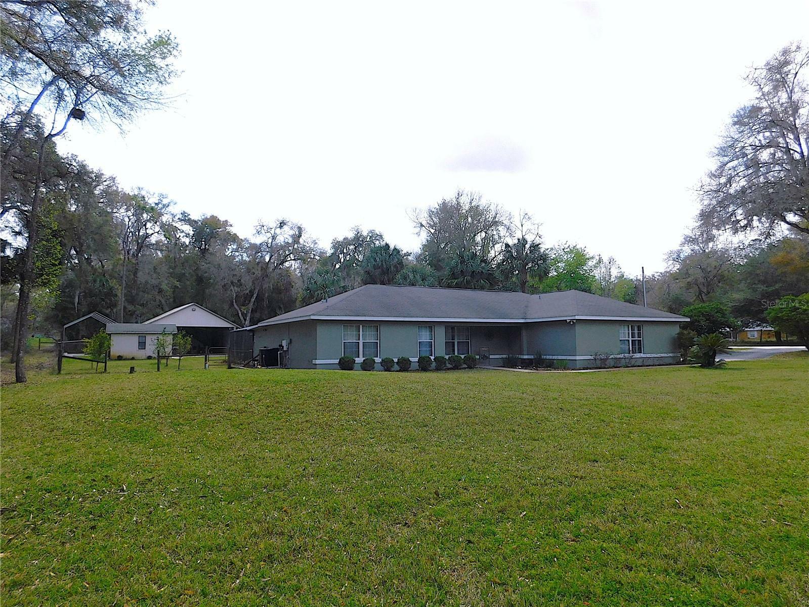 Property Photo: 4184 NE 138th Place FL 32617