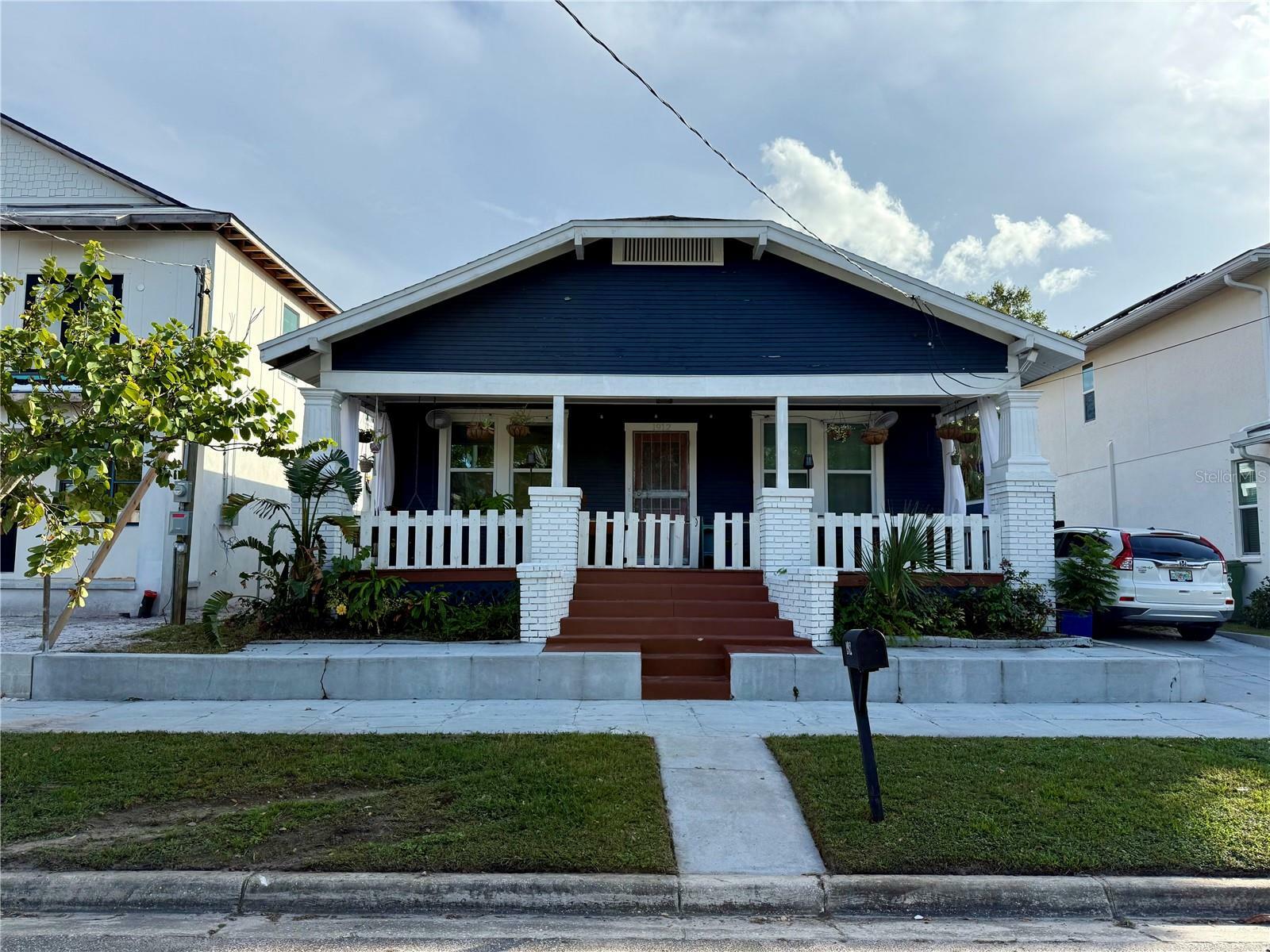 Property Photo:  1912 W Cherry Street  FL 33607 