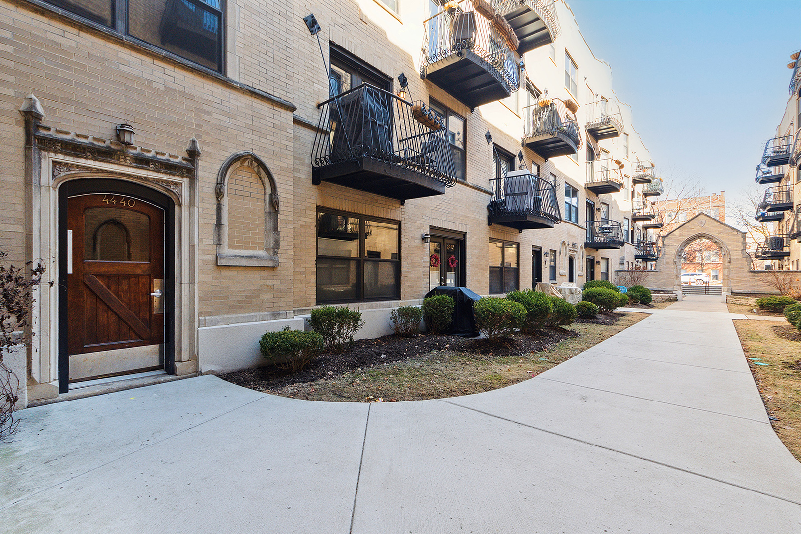 Property Photo:  4440 N Damen Avenue 2E  IL 60625 