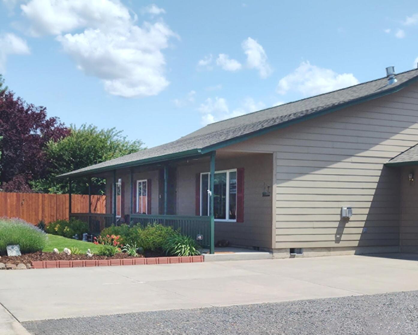 Property Photo: 2630 SW Indian Avenue OR 97756