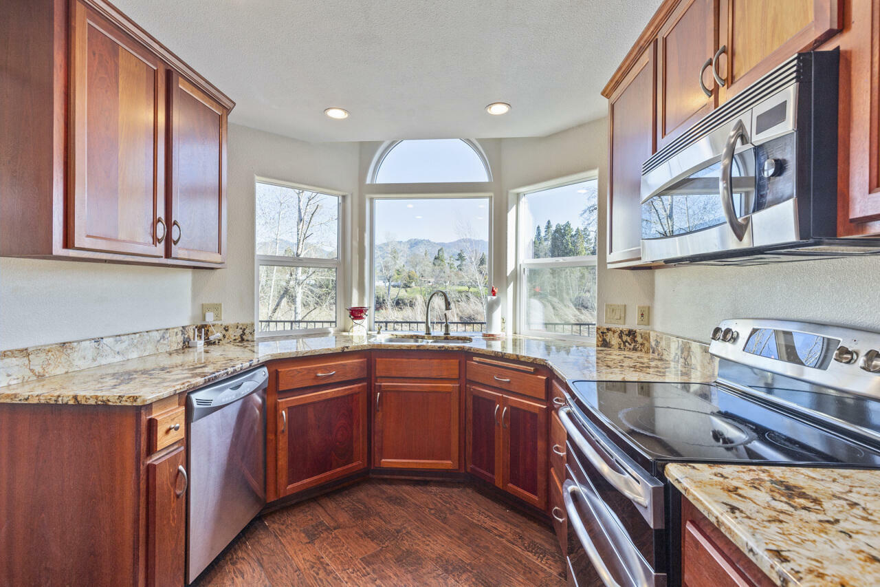 Property Photo: 900 Mystic Dr OR 97527