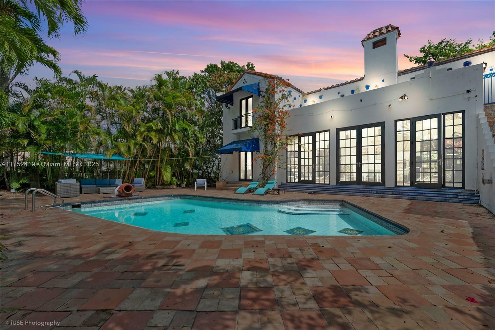 Property Photo: 1624 Granada Blvd FL 33134