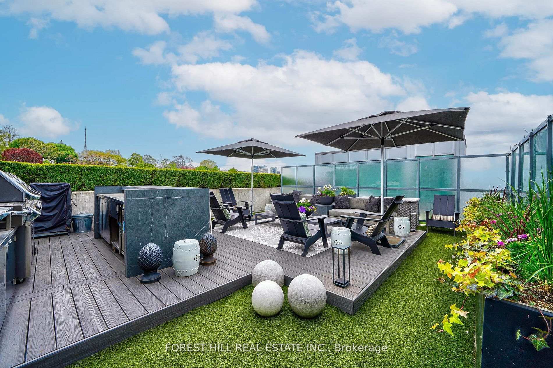 Property Photo: 377 Madison Ave 706 ON M4V 3E1