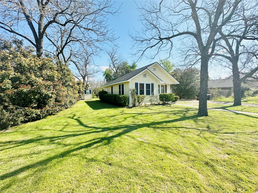 Property Photo: 1005 N Avenue C Avenue TX 78621